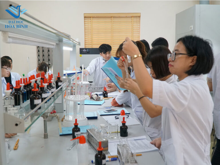 Sinh viên thực hành ngành Dược học tại phòng lab Trường Đại học Hòa Bình