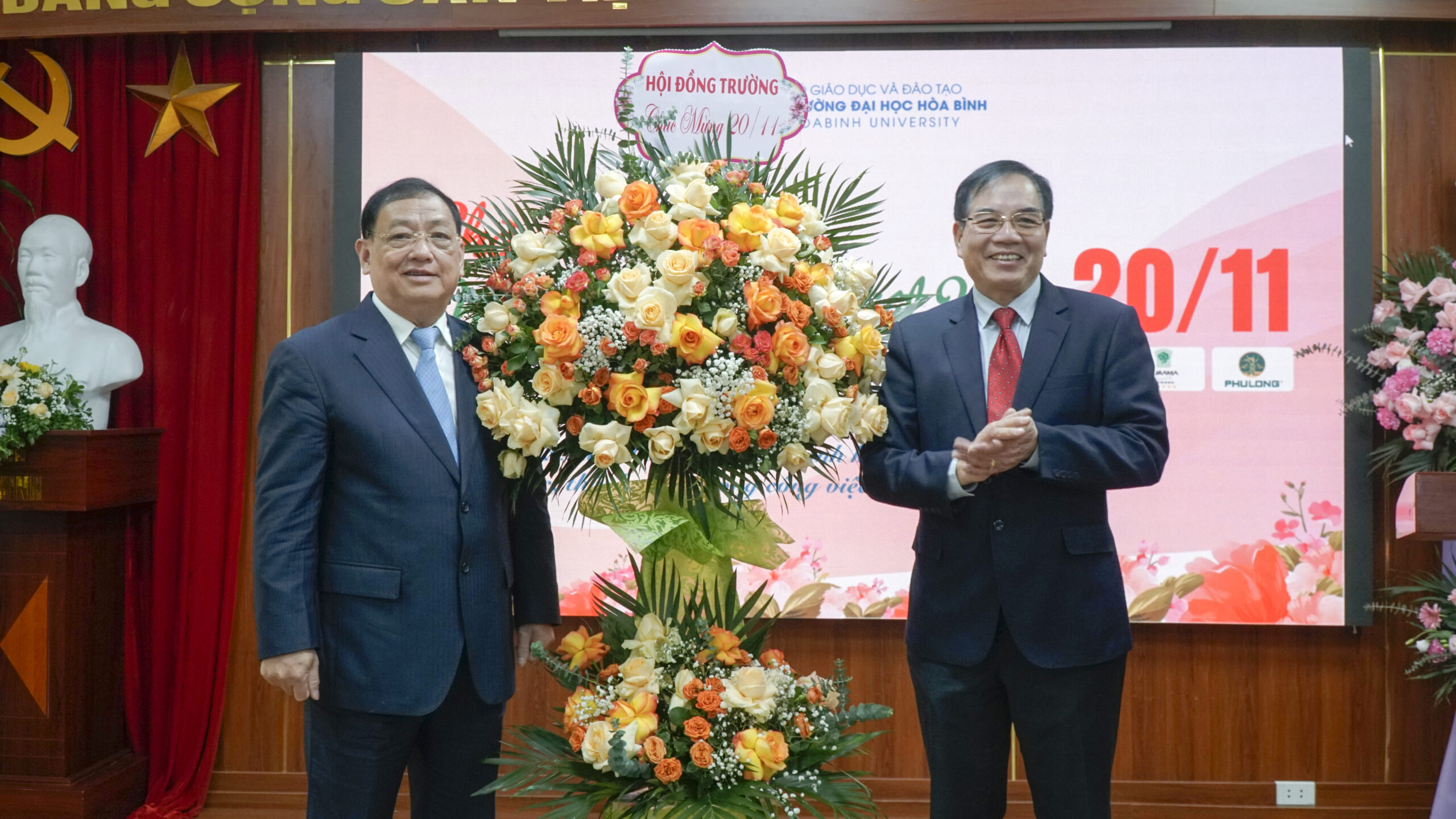 TS. Nguyễn Văn Ngữ - Bí thư Đảng ủy, Chủ tịch HĐ Trường tặng hoa chúc mừng cán bộ, giảng viên nhà trường