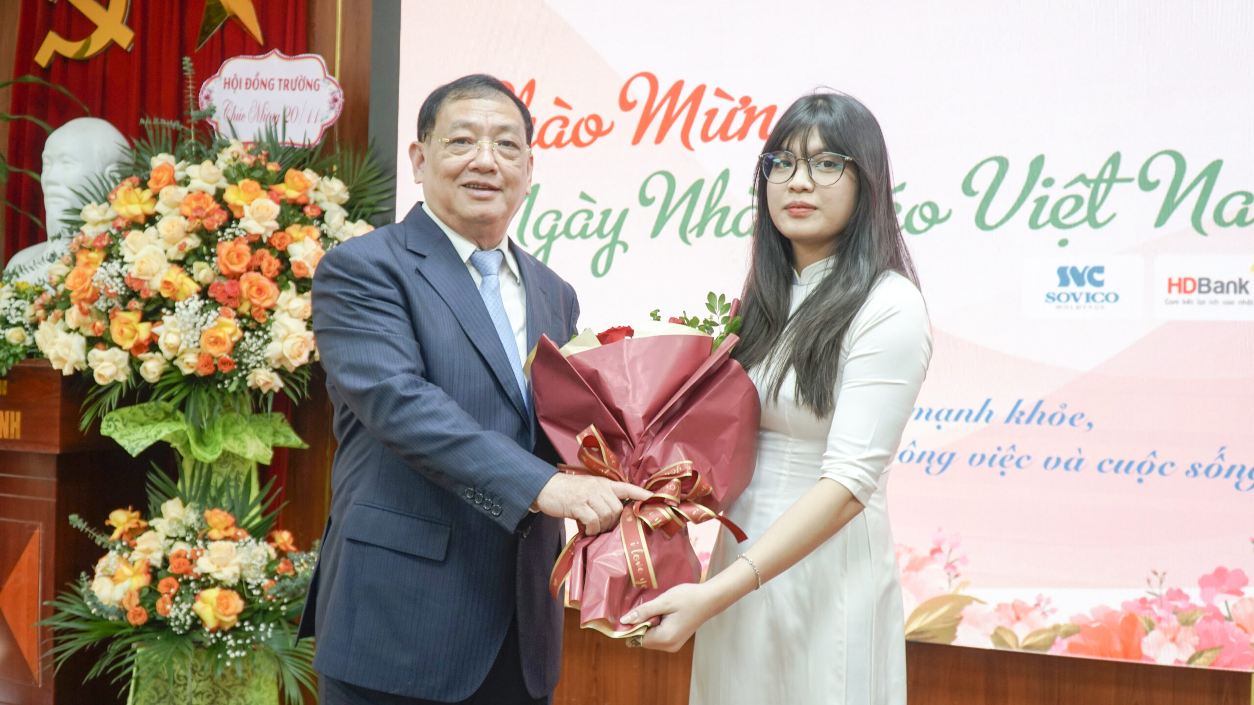 SV Trần Thanh Phương – Lớp 521QDL tặng hoa chúc mừng thầy cô