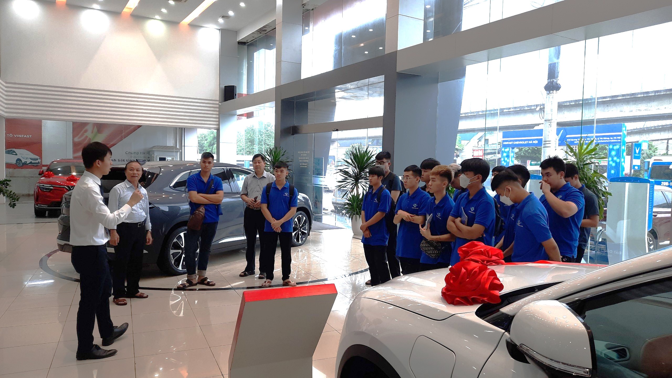 Sinh viên lớp Kỹ thuật ô tô 523KOT khóa 16 trao đổi kỹ năng nghề với Giám đốc kinh doanh tại Công ty VinFast Hà Đông