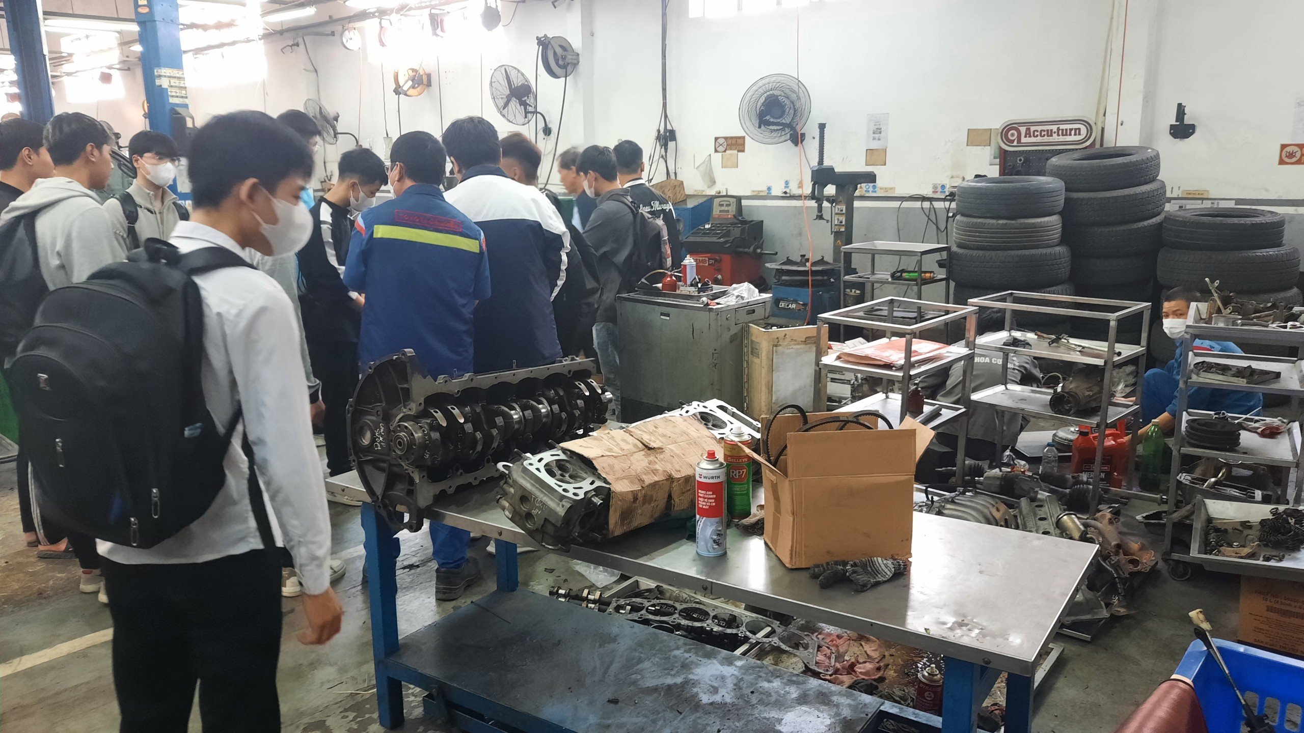 Sinh viên lớp Kỹ thuật ô tô 523KOT khóa 16 thực tế tại Phân xưởng SC động cơ tại Công ty Cổ phần Taxi Hà Nội (TOYOTA Cầu Diễn)