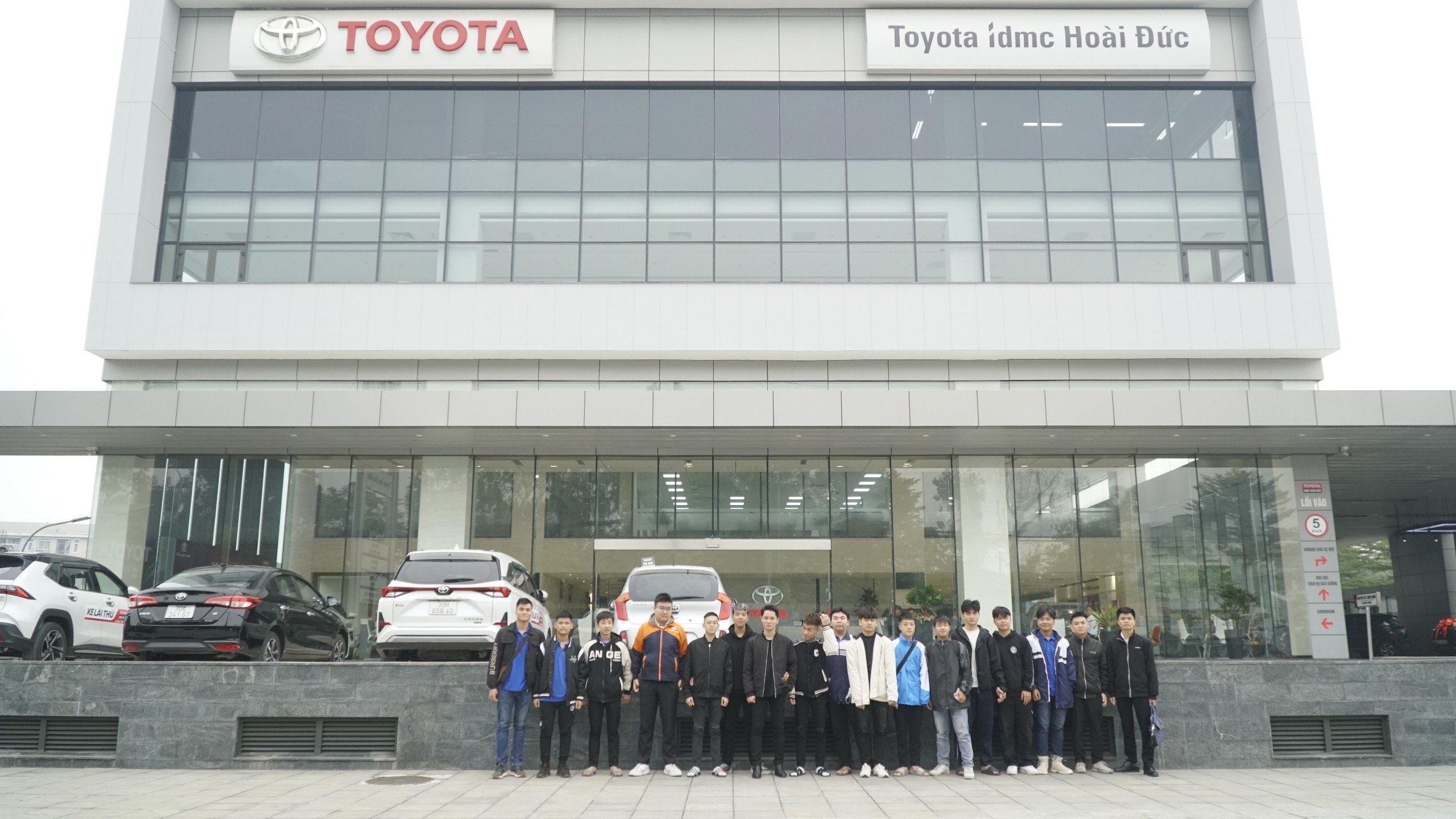 Sinh viên lớp Kỹ thuật ô tô 523KOT khóa 16 thực tế tại Công ty TOYOTA Hoài Đức – Hà Nội