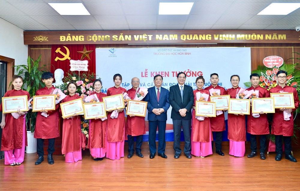 2 đội thi được Trường đại học Hòa Bình vinh danh trong đó có em em Hoàng Ngọc Hân (sinh viên Khoa Ngoại ngữ và du lịch)
