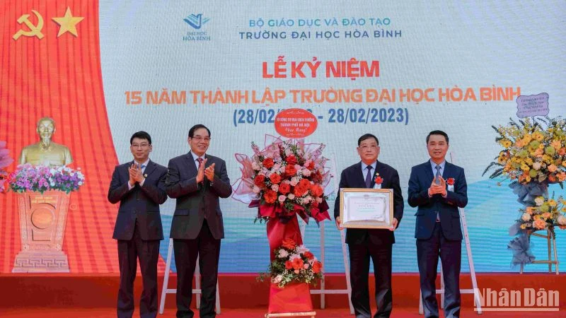 Lãnh đạo Trường đại học Hòa Bình đón nhận Bằng khen của Chủ tịch UBND Thành phố Hà Nộ