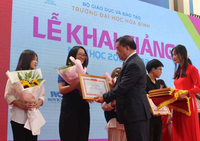 NGND PGS.TS Tô Ngọc Hưng - Hiệu trưởng Trường Đại học Hòa Bình khen thưởng sinh viên có thành tích cao trong năm học 2022 -2023.