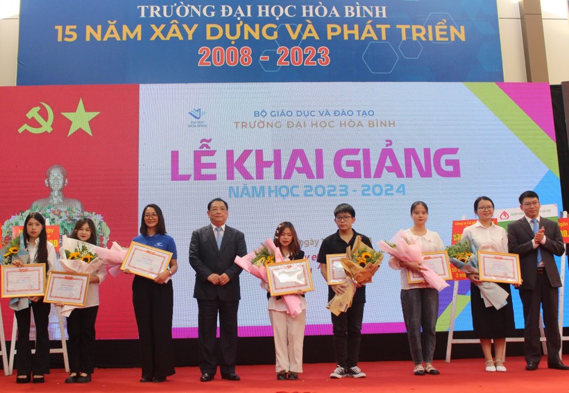 NGND PGS.TS Tô Ngọc Hưng - Hiệu trưởng Trường Đại học Hòa Bình (thứ 4 từ trái sang phải) khen thưởng sinh viên có thành tích năm học 2022 -2023.