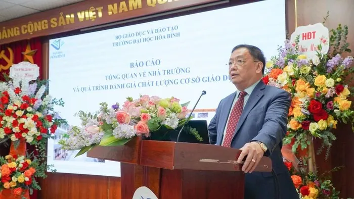 NGND.PGS.TS Tô Ngọc Hưng - Hiệu trưởng Trường Đại học Hòa Bình phát biểu.