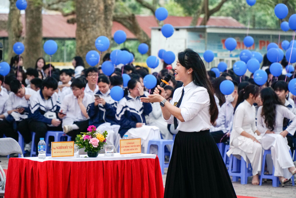Ths. Nguyễn Thị Thu Hiền, Trưởng phòng TS&TT trường ĐHHB chia sẻ cùng các em học sinh