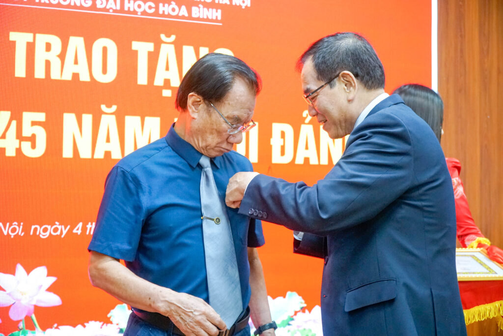 TS. Nguyễn Văn Ngữ, Bí thư Đảng ủy trao huy hiệu 45 năm tuổi Đảng cho đồng chí Nguyễn Nguyên Cự