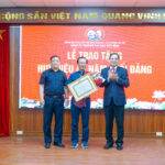 Lễ trao tặng huy hiệu 45 năm tuổi Đảng cho đồng chí Nguyễn Nguyên Cự tại trường Đại học Hòa Bình